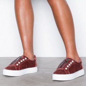 STEVE MADDEN Velvet Platform Sneakers